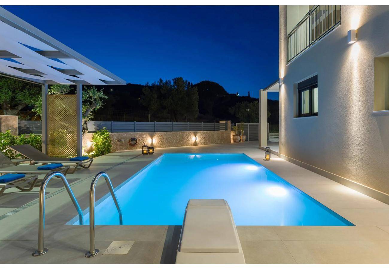Landhuis 'Villa Zografia' met zeezicht, Wi-Fi en airconditioning in Alykanas, Alykes