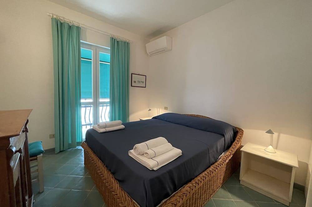 Entire apartment, Casa di Mari - Appartamento con Grande Terrazza a 500 mt dal Mare in Sperlonga, Latina Province
