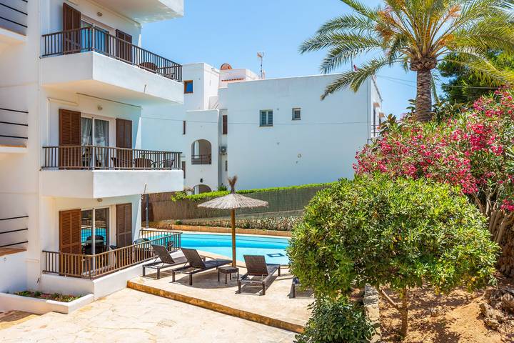 Apartment for 6 people, with balcony and garden in Cala Ferrera