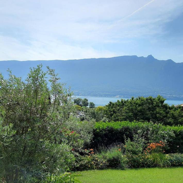 Gîte pour 4 personnes, avec Terrasse et Jardin ainsi que Vue sur le lac et Vue à Tresserve