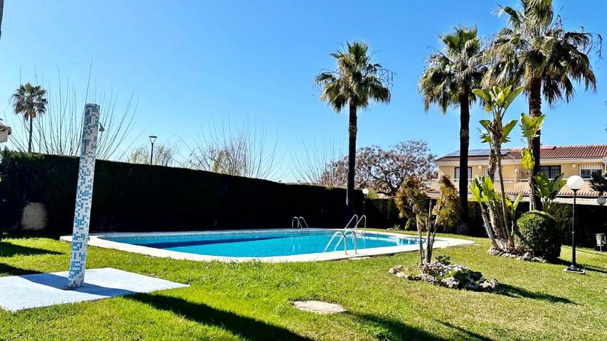 Apartamento para 8 personas, con piscina y vistas además de piscina para niños y jardín en Daimuz