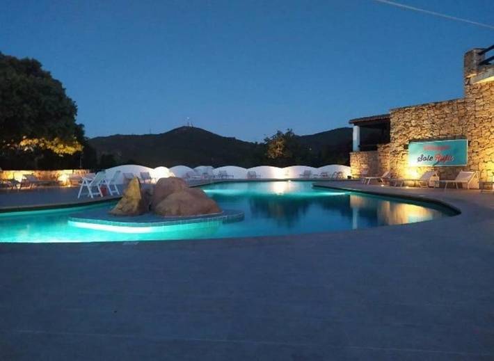 Gîte pour 6 personnes, avec terrasse ainsi que piscine et jardin dans Sole Ruiu - 4