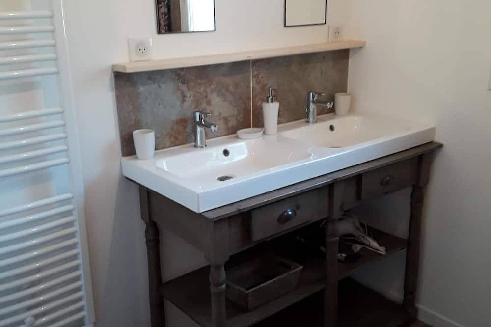 Nueva casa en un nivel con patio interior cerrado a la privacidad in Lancieux, Región de Dinan