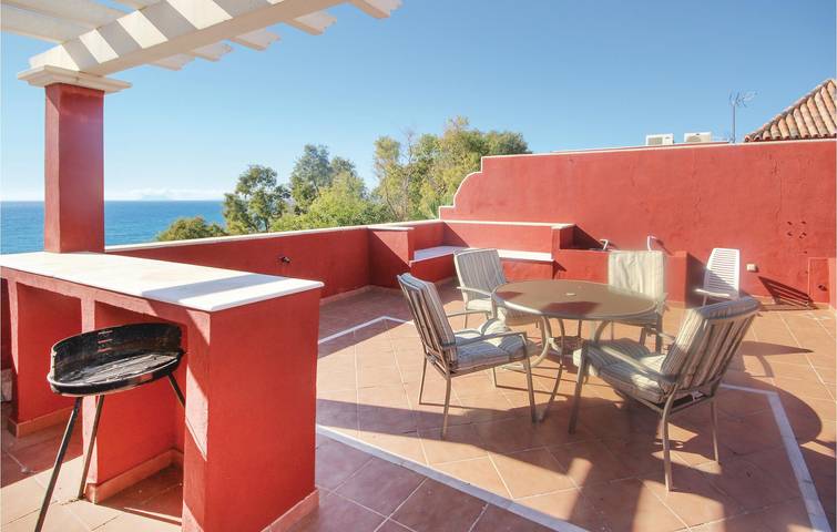 Entire holiday apartment, La Rada Breeze: Cozy Apartment with AC, Terrace & Parking in Playa del Angel (Estepona), Estepona