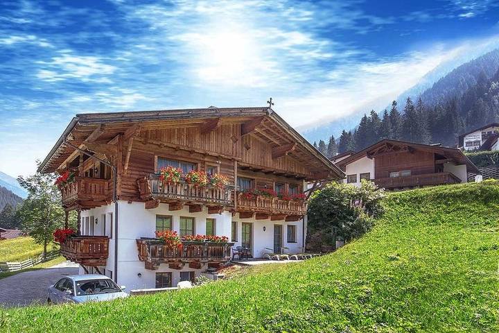 Ferielejlighed for 6 personer, med Balkon og Terrasse såvel som Pool og Sauna i Innsbruck-regionen