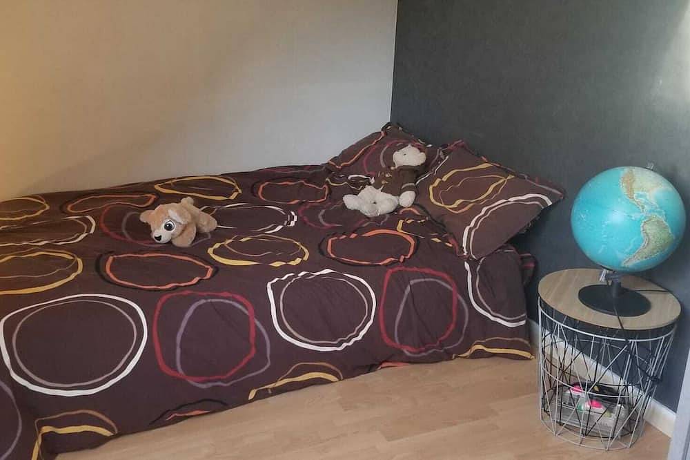 House in quiet, comfortable neighbourhood, close to town center and shops in Vannes, Côte des Mégalithes