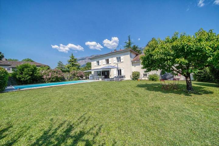 Location de vacances pour 10 personnes, avec jardin ainsi que piscine et vue à Saint-Ismier - 2