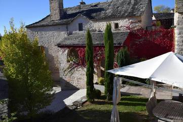 Gîte pour 6 personnes, avec vue et piscine ainsi que jardin et terrasse dans Massegros Causses Gorges