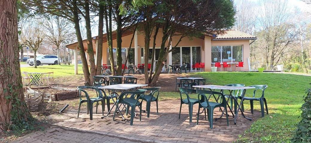 Location de vacances pour 5 personnes, avec piscine ainsi que vue et jardin à Leyme - 2