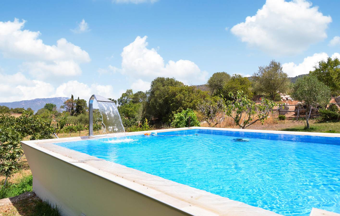 Retraite au bord de la piscine avec vue sur le jardin et la rivière in Orgosolo, Barbagia