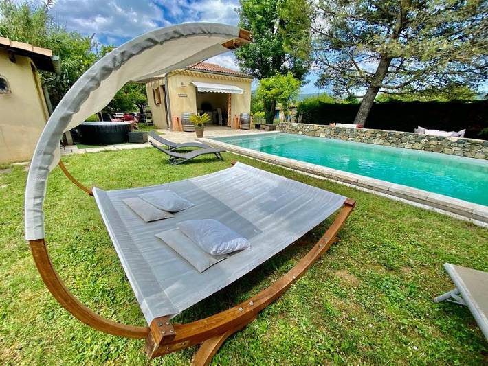 Location de vacances pour 6 personnes, avec jacuzzi ainsi que piscine et jardin à Alba-la-Romaine