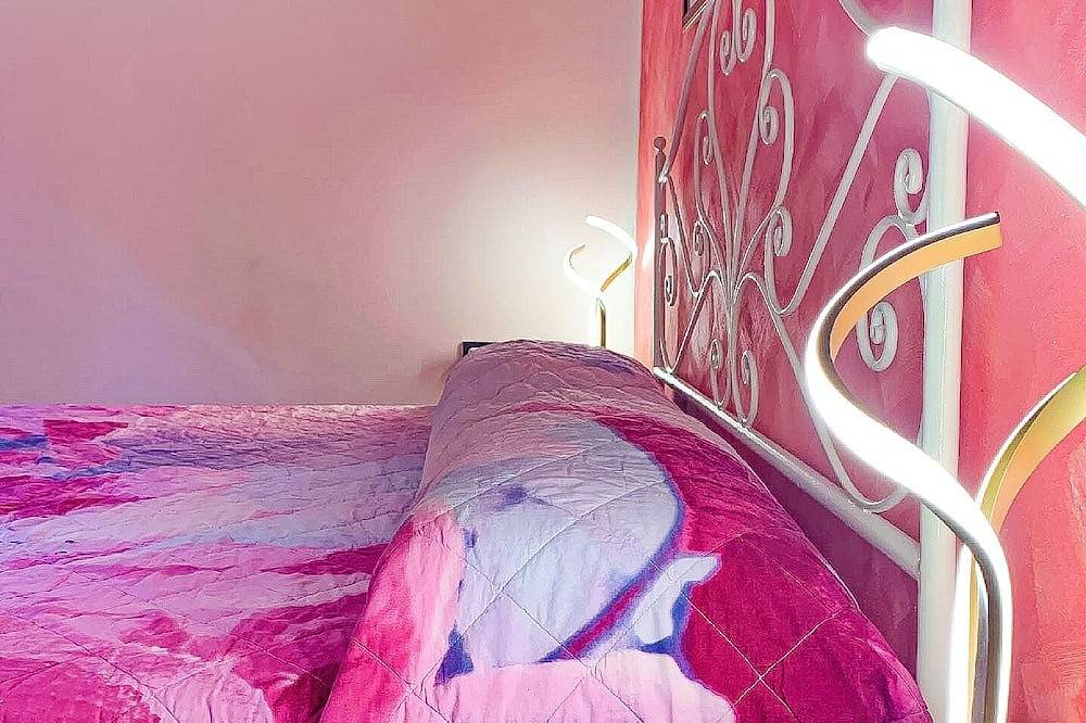 Ganze Wohnung, Geschmackvoll möblierte 2-Zimmer-Wohnung in direkter Seelage mit Pool und Privatstrand in Lezzeno, Comer See