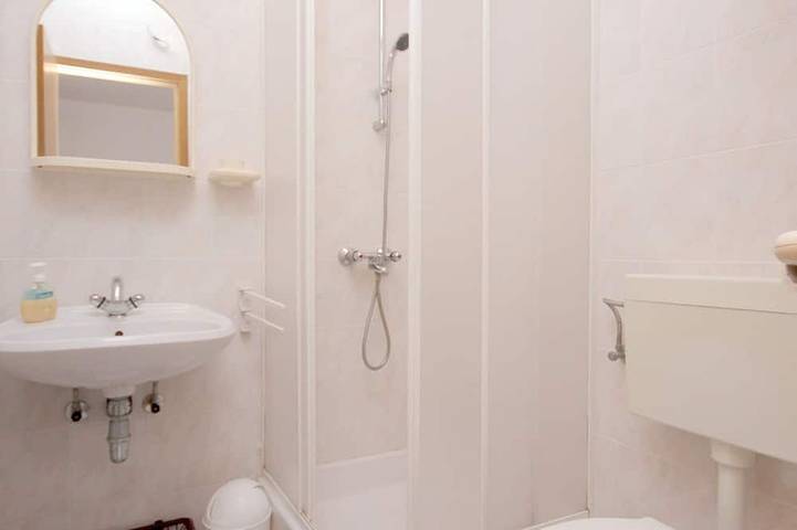 Ganze Wohnung, 1-Zimmer-Ferienwohnung mit Terrasse Vis in Vis Stadt, Vis (Dalmatien)