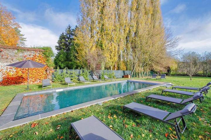 Maison de campagne pour 21 personnes, avec jardin et vue sur le lac ainsi que vue et piscine à Villecerf