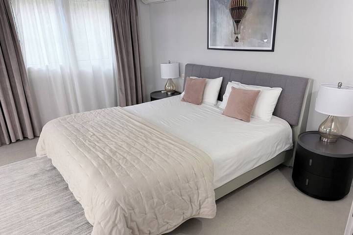 Luxury bright villa in Marbella Golden Mile with great sea and mountain views in Marbella West, Marbella