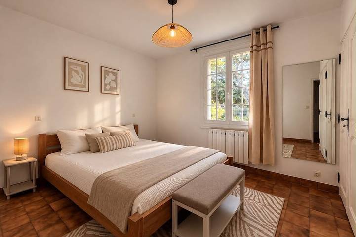 Villa sleeps 14, private pool, games, view & calm in Bezouce, Nimes und Umgebung