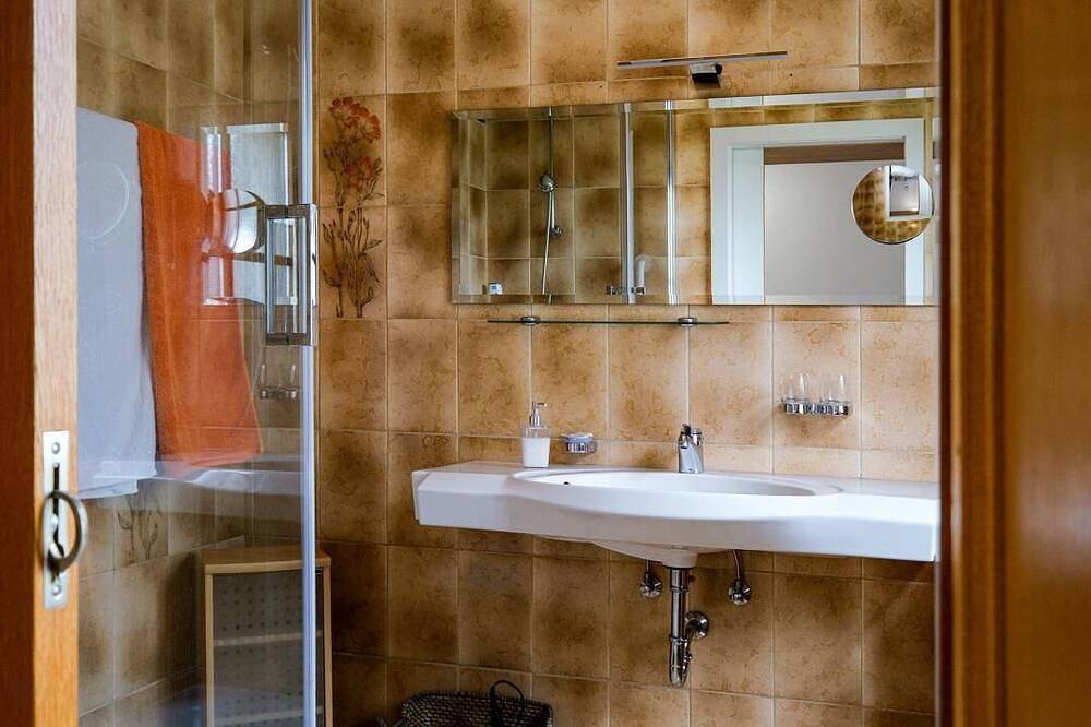 Ganze Wohnung, Die schöne Ferienwohnung mit separatem Eingang ist in der 1. Etage und über 7 Stufen erreichbar. Die Wohnung ist ruhig gelegen und nur wenige Minuten vom Ortskern entfernt Punkt die Wohnfläche von 62 qm besteht aus einem Schlafzimmer mit einem ... in Selters (Westerwald), Westerwald