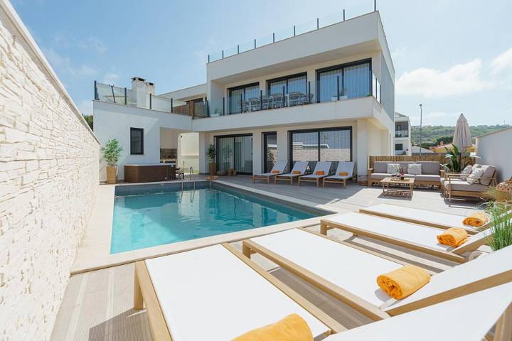 Location de vacances pour 12 personnes, avec piscine ainsi que jardin et vue à Ribamar