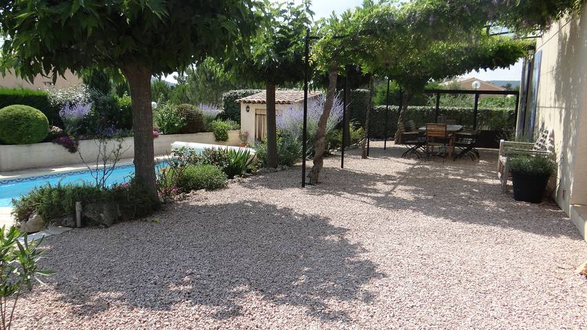 Gîte pour 8 personnes, avec piscine à Nans-les-Pins - 4