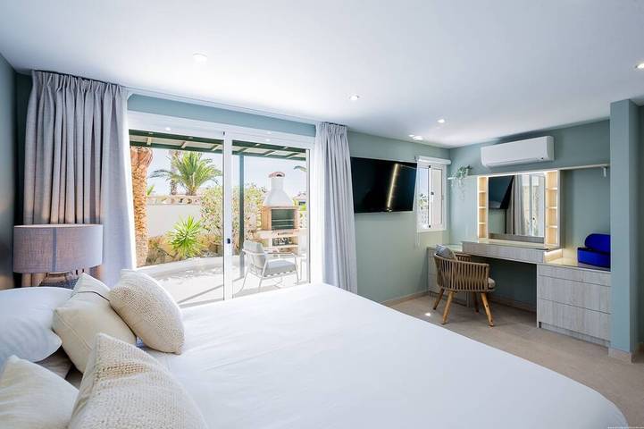 Villa Vista - Brand New with 3 bedrooms & 3 Bathrooms, Pool & Air Con in Amarilla Golf, San Miguel de Abona