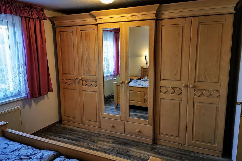 Ferienhaus am Niegripper See mit Pool in Burg bei Magdeburg, Elbe-Börde-Heide