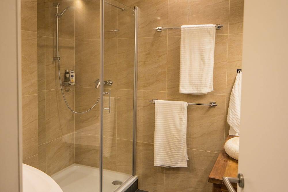 Entire apartment, Vacations in the Rheingau Monument near the beach - Hotel Schwan (with charging station) in Walluf, Rheingau-Taunus-Kreis