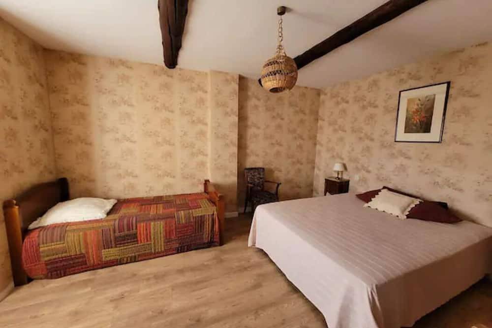 Lily's house with the charm of our childhood in Velleron, Vaucluse