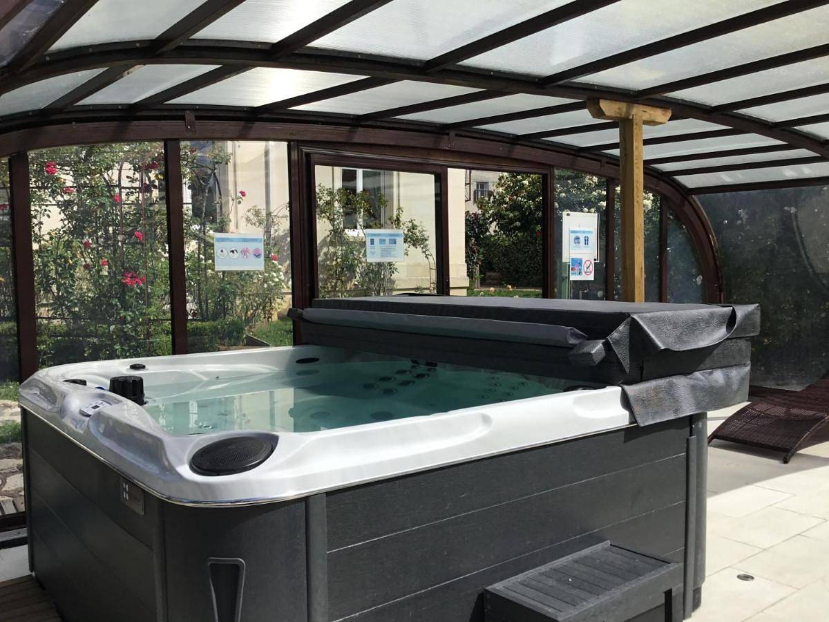 Villa Castalie - Maison de maître, grande piscine et jacuzzi, classée 5 étoiles in Montrichard Val de Cher, Région de Blois