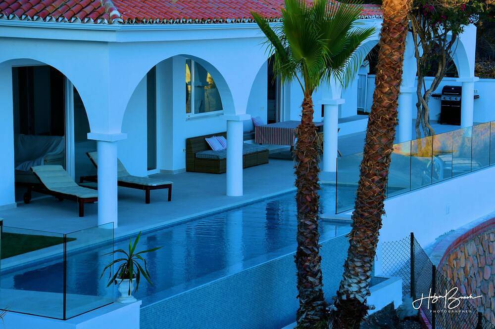 Villa Bugenvilla in Meeresnähe mit herrlichem Blick auf das Mittelmeer in Torre de Benagalbón, Rincón de la Victoria