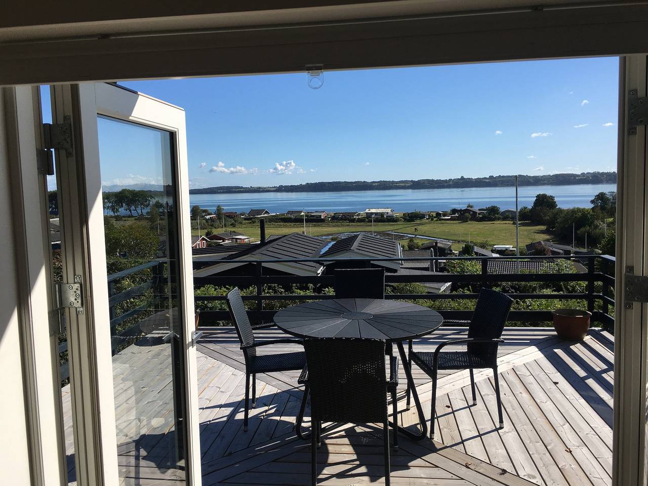 Nyrestaureret sommerhus med smuk havudsigt in Skarrev, Aabenraa