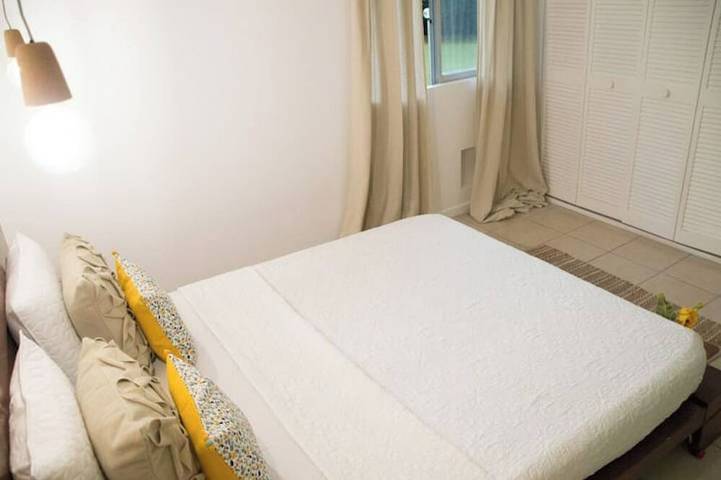 Entire apartment, Quality accommodation - Sea view, private beach access in Schœlcher, Martinique