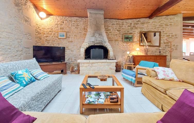 Location de vacances pour 10 personnes, avec terrasse ainsi que jardin et piscine, adapté aux familles à Chenac-Saint-Seurin-d'Uzet - 3