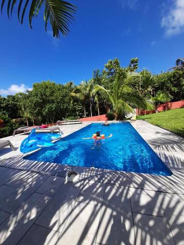 Gîte pour 2 personnes, avec piscine ainsi que jardin et vue dans Vincendo