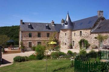 Gîte pour 16 personnes, avec jardin et balcon à Trémel