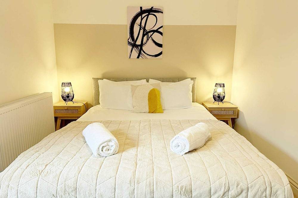 Hosta & Hosta A - Cotswold's 9 Bedroom Cosy Home with Pool Table and Canal Walks in Stroud, Gloucestershire