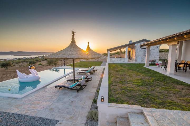 Villa pour 6 personnes, avec jardin ainsi que piscine et vue, animaux acceptés à Biograd na Moru - 2