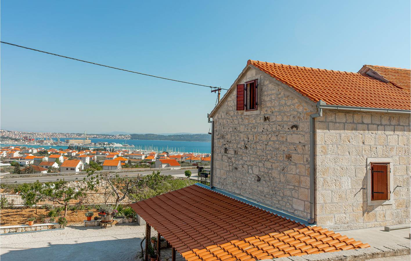 Stilvolle 2-Zimmer-Wohnung mit Terrasse in der Nähe von Trogir und dem Strand in Trogir, Split-Dalmatien