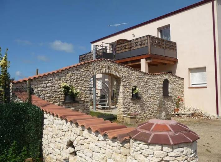 Bed and Breakfast 'Chambre 2' with Private Terrace and Wi-Fi in Château-d'Olonne, Les Sables-d'Olonne