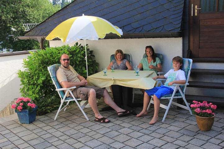 Ganze Ferienwohnung, 4-Bett-Ferienwohnung mit Balkon und Terrasse in Daun, Vulkaneifel