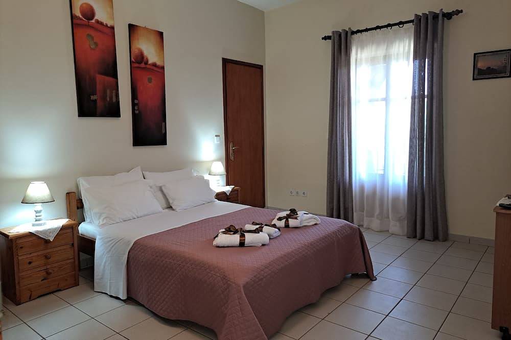 Geheel appartement, Daphne Gezinsvriendelijke appartement met grote tuin, op slechts 700 meter van het strand in Stoupa, Messenia