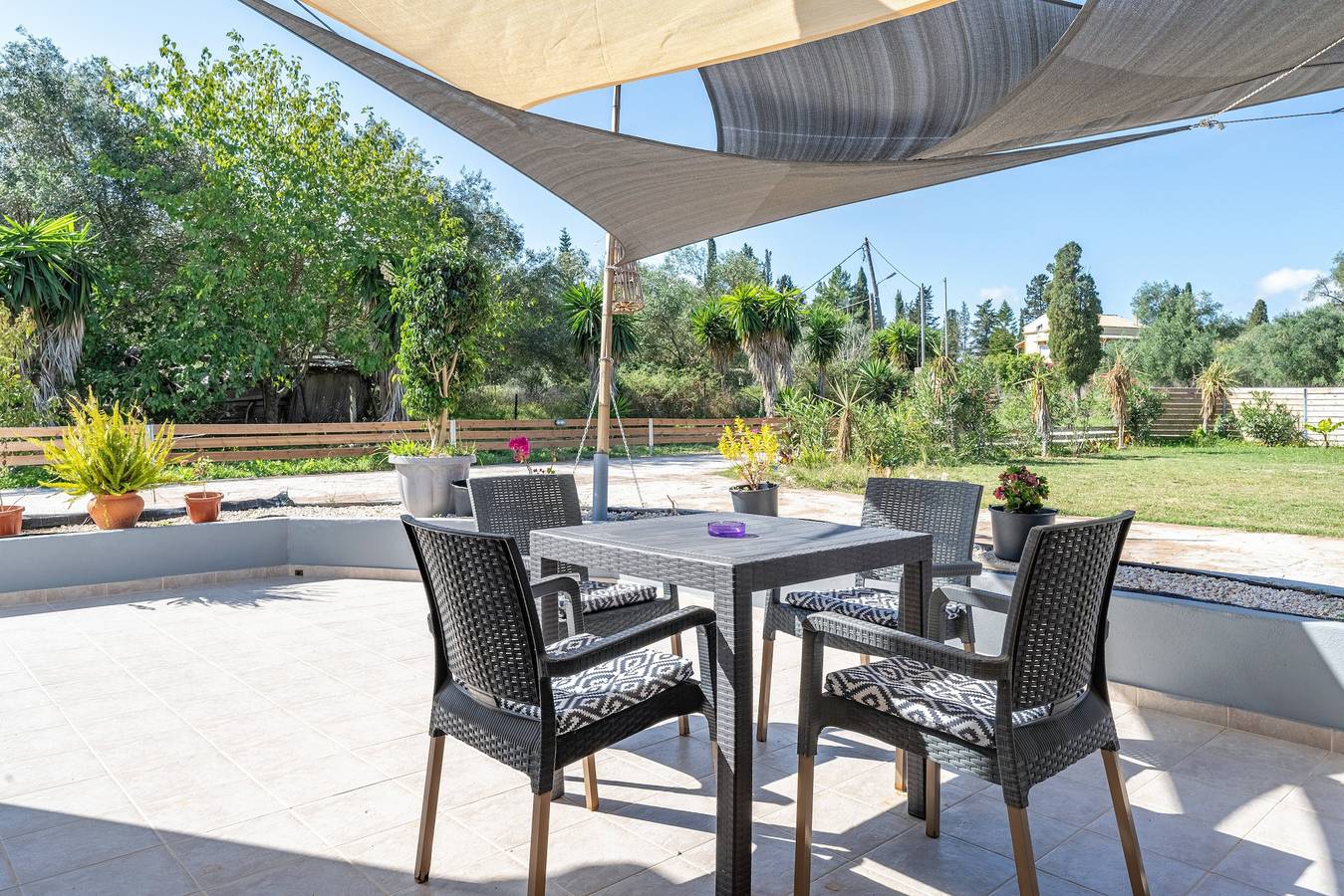 Appartement entier, Appartement 'Starry Sky Luxury 1' avec jardin partagé, Wi-Fi et climatisation in Corfou
