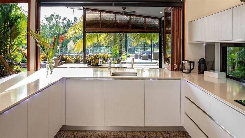 Holiday home for 8 people, with pool and garden as well as balcony in Port Douglas