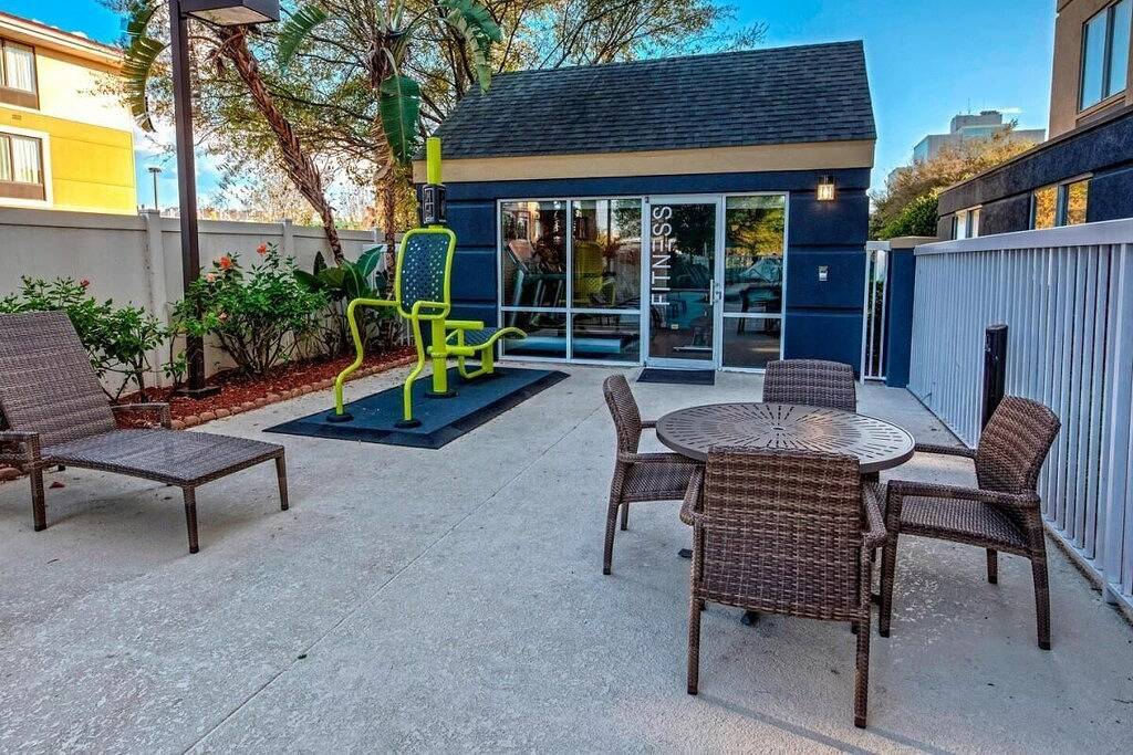 Family & Friends Getaway! 3 Spacious Units, Free Hot Breakfast, Free Parking! in Orlando, Orange County (FL)