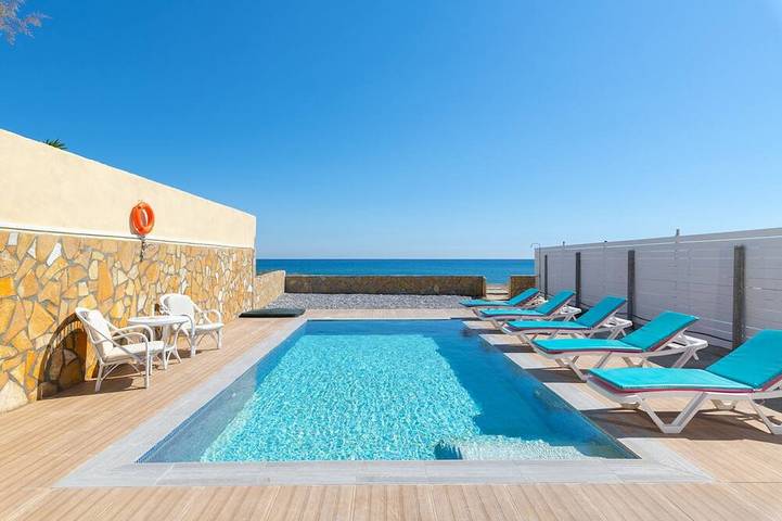 Beach house for 8 people, with garden and balcony in Rhodes
