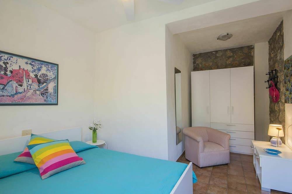 Caratteristica villa indipendente per 11 ospiti con Wifi, Tv, terrazza, animali ammessi e parcheggio in Ansedonia, Orbetello