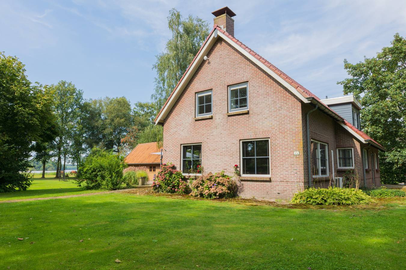 Geräumiges Ferienhaus für 8 Personen mit Hottub, direkt am Wasser in Ellertshaar gelegen. in Drenthe
