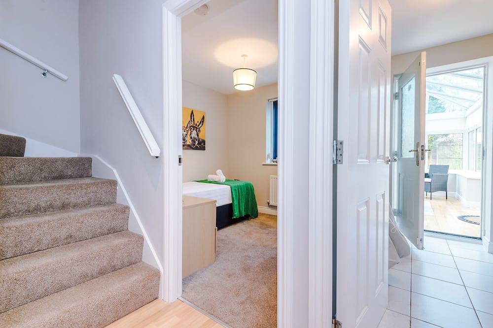 Charming Townhome Retreat – Close to Manchester in Stockport, Greater Manchester