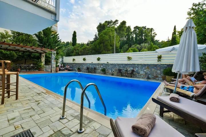 Hôtel, avec Balcon et Terrasse ainsi que Jardin et Piscine