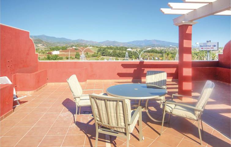 Entire holiday apartment, La Rada Breeze: Cozy Apartment with AC, Terrace & Parking in Playa del Angel (Estepona), Estepona