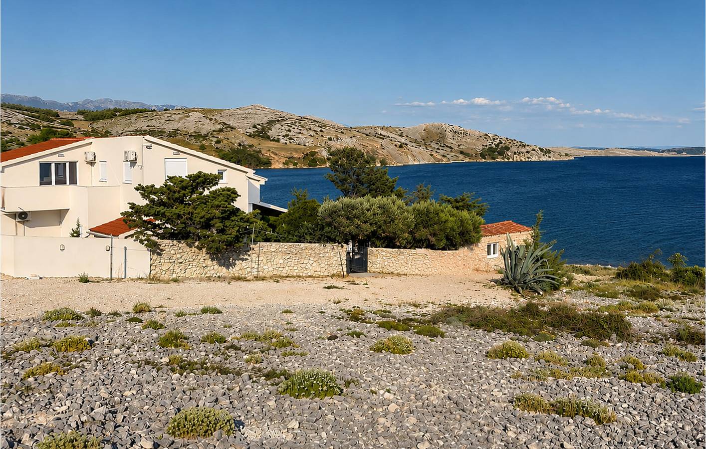 Ganze Ferienwohnung, Urlaubsparadies an der Küste: Luftiges Apartment mit Meerblick und Garten, 800 m vom Strand entfernt in Pag